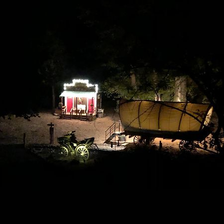 גרנטס פאס Cozy Wild West Covered Wagon Next To River מראה חיצוני תמונה