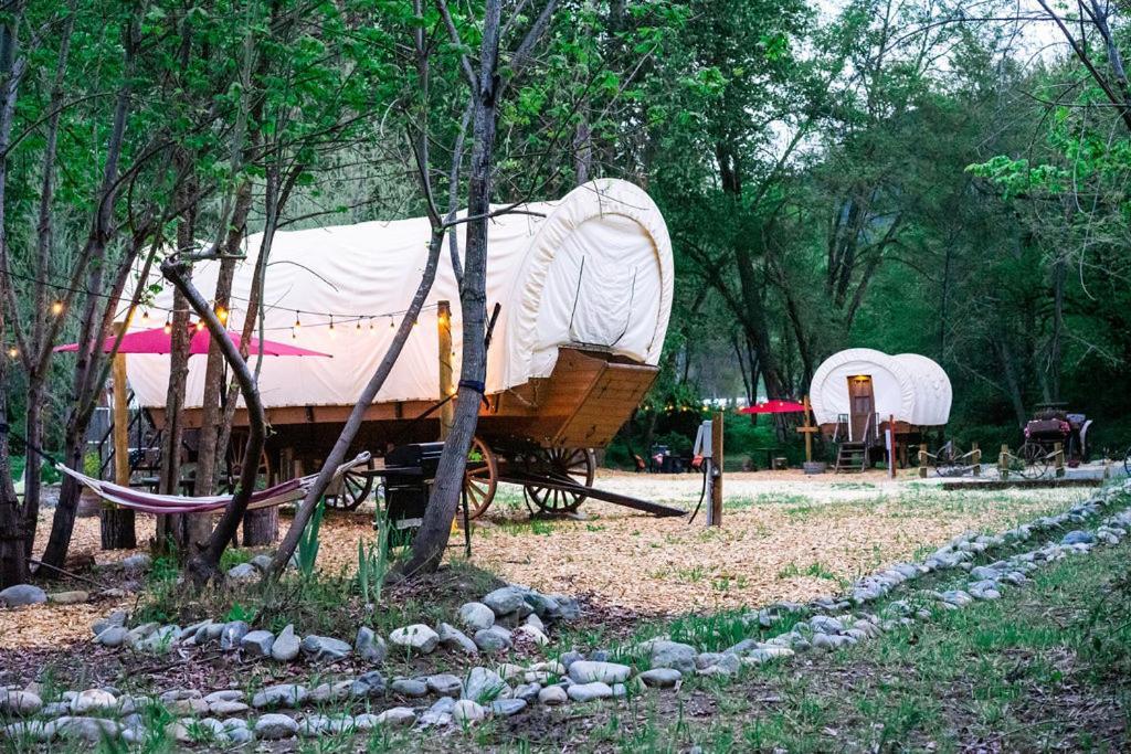 גרנטס פאס Cozy Wild West Covered Wagon Next To River מראה חיצוני תמונה