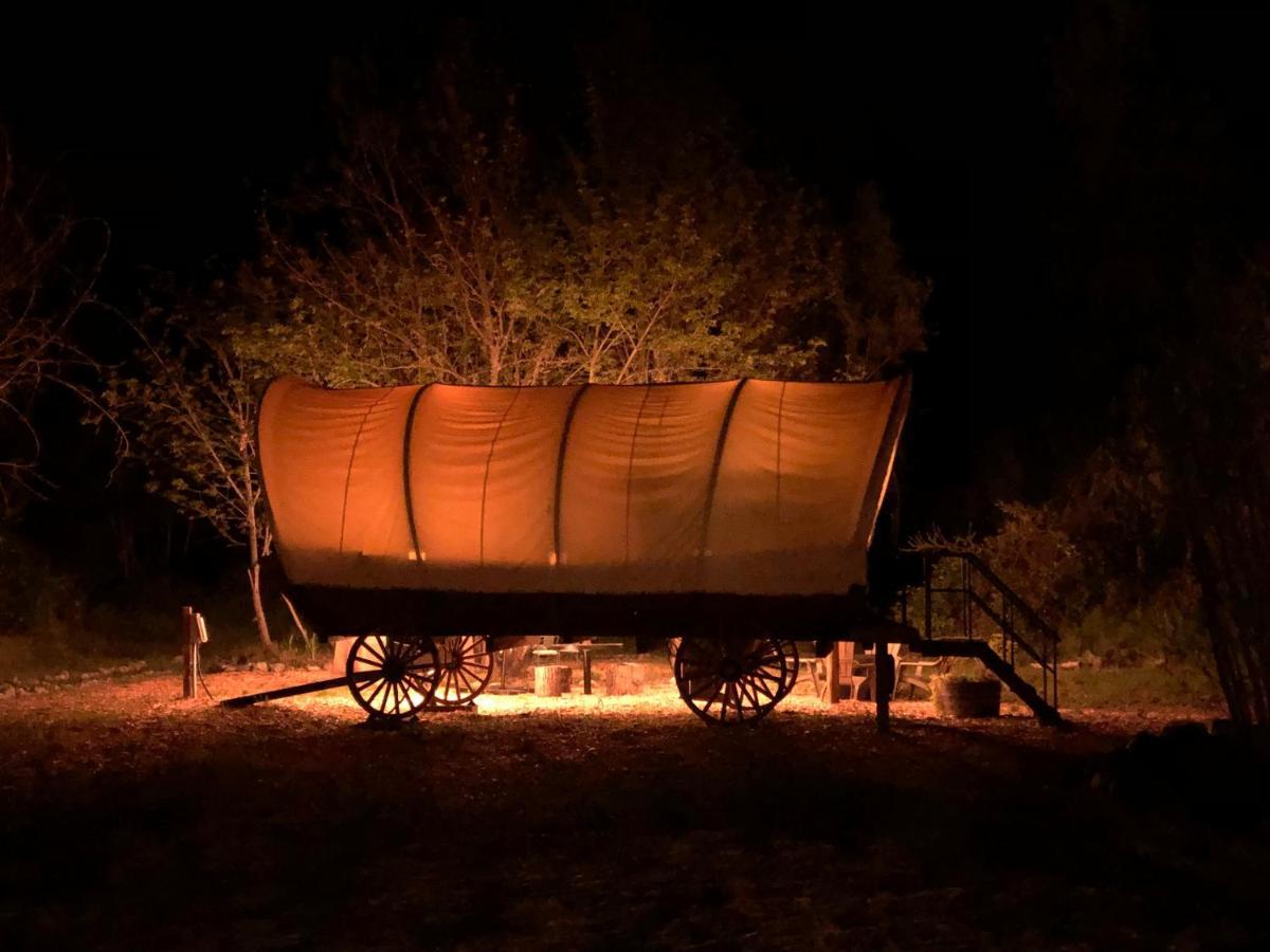 גרנטס פאס Cozy Wild West Covered Wagon Next To River מראה חיצוני תמונה