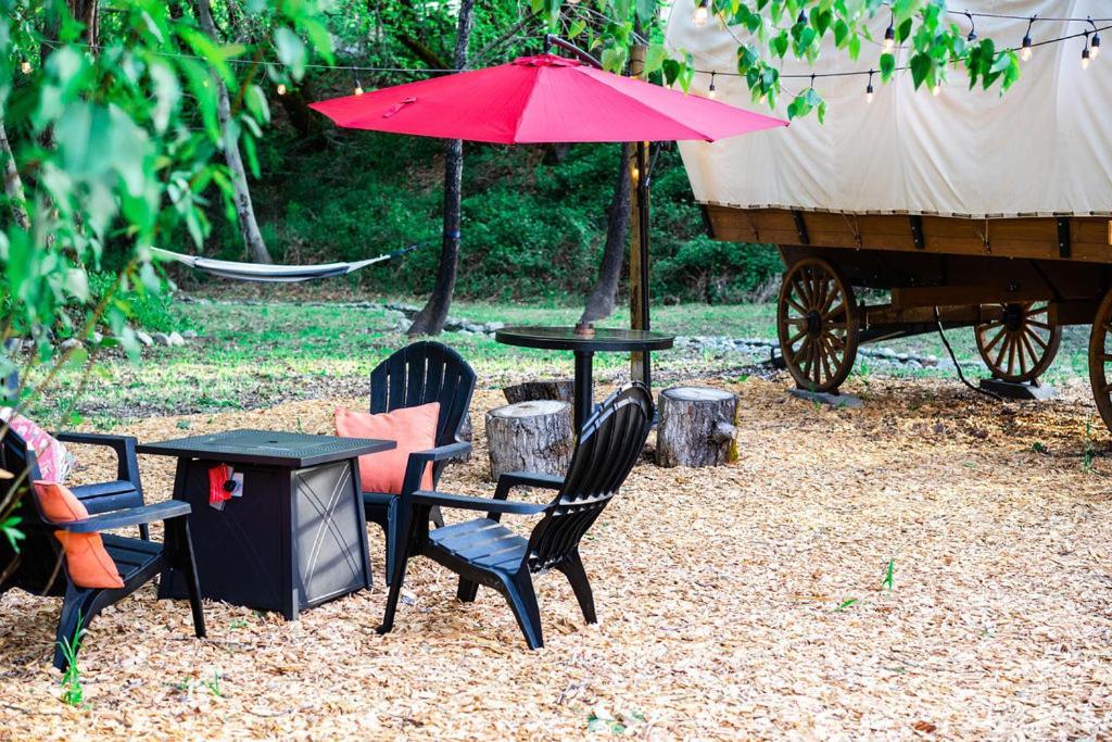 גרנטס פאס Cozy Wild West Covered Wagon Next To River מראה חיצוני תמונה