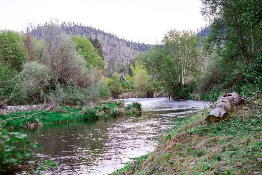 גרנטס פאס Cozy Wild West Covered Wagon Next To River מראה חיצוני תמונה