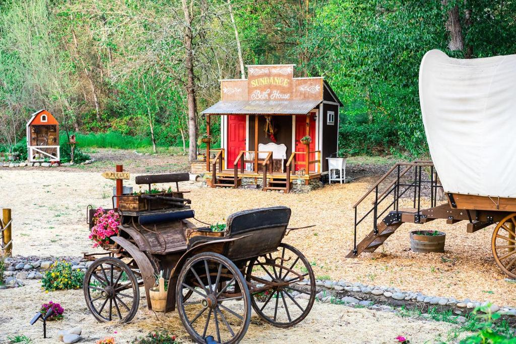 גרנטס פאס Cozy Wild West Covered Wagon Next To River מראה חיצוני תמונה